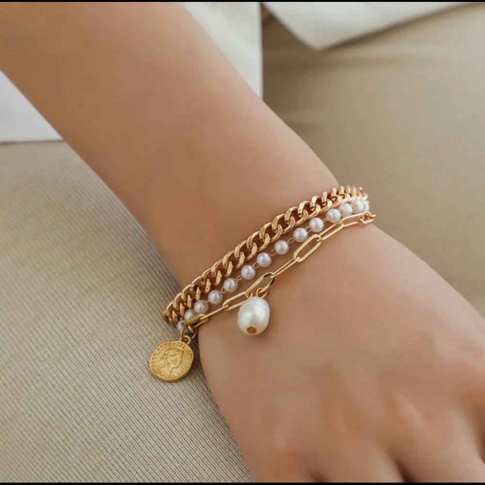 Gold Bracelet with pendant